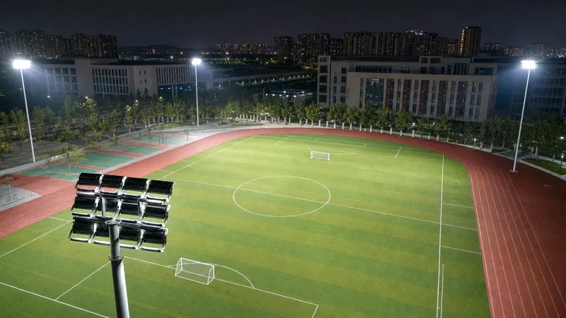 学校操场高杆照明案例图片
